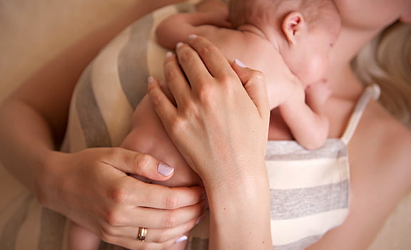 Naujagimių higienos kampelis (spintelė su prausykla ir stacionaria &scaron;ildymo lempa, vystymo stalu