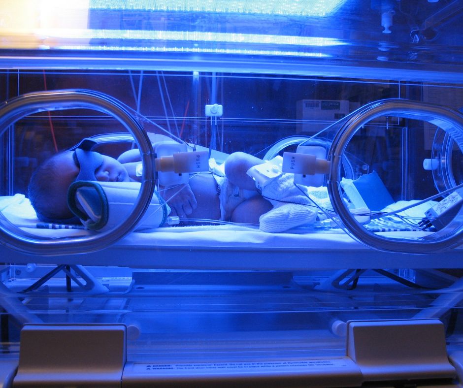 Fototerapijos akiniai ir specialūs temperatūrų daviklių lipdukai ankstukams