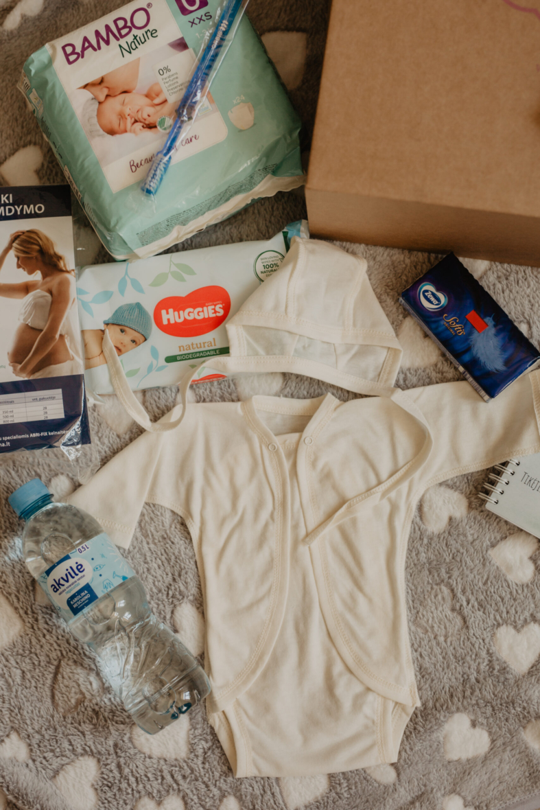 Pirmos pagalbos ankstukų &scaron;eimos kraiteliai su būtiniausiais daiktais, kūdikiui ir mamytei, neplanuotai atvykus į ligoninę